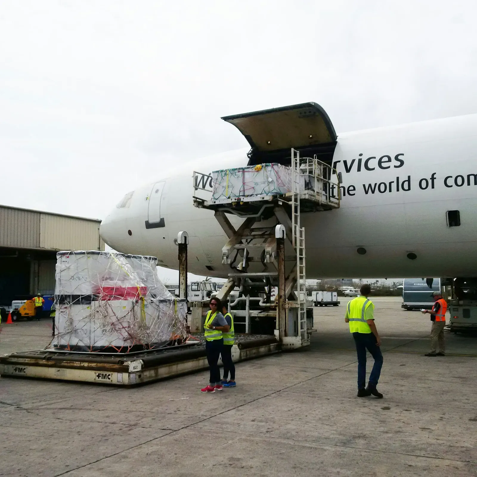 Flugzeug am Flughafen – Symbolbild