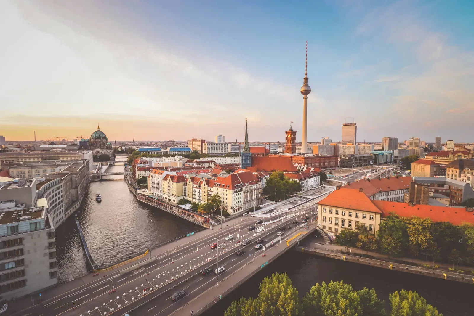Berliner Stadtansicht mit Fernsehturm – Symbolbild für deutschlandweite Umzüge