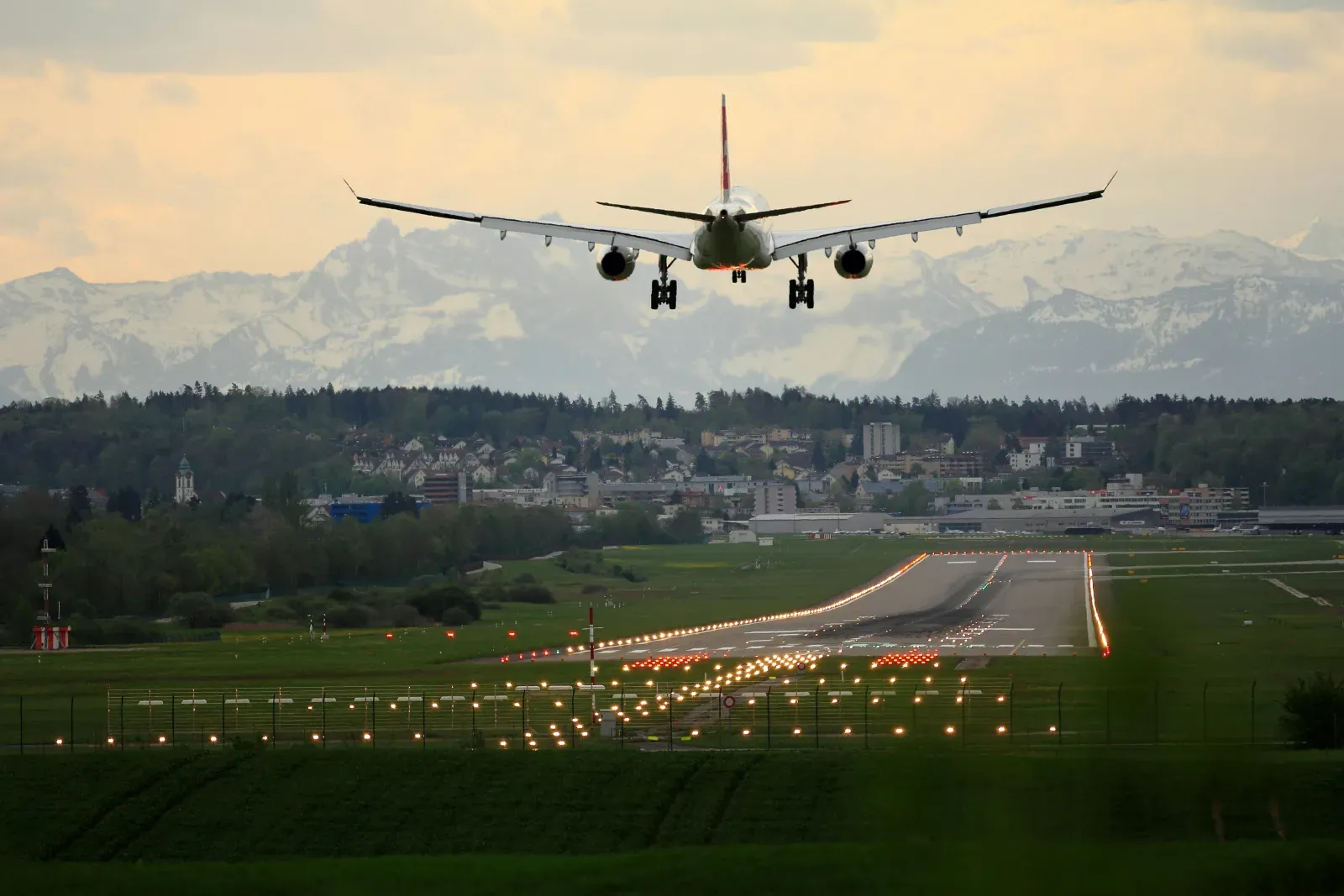 Flugzeug am Flughafen – Symbolbild