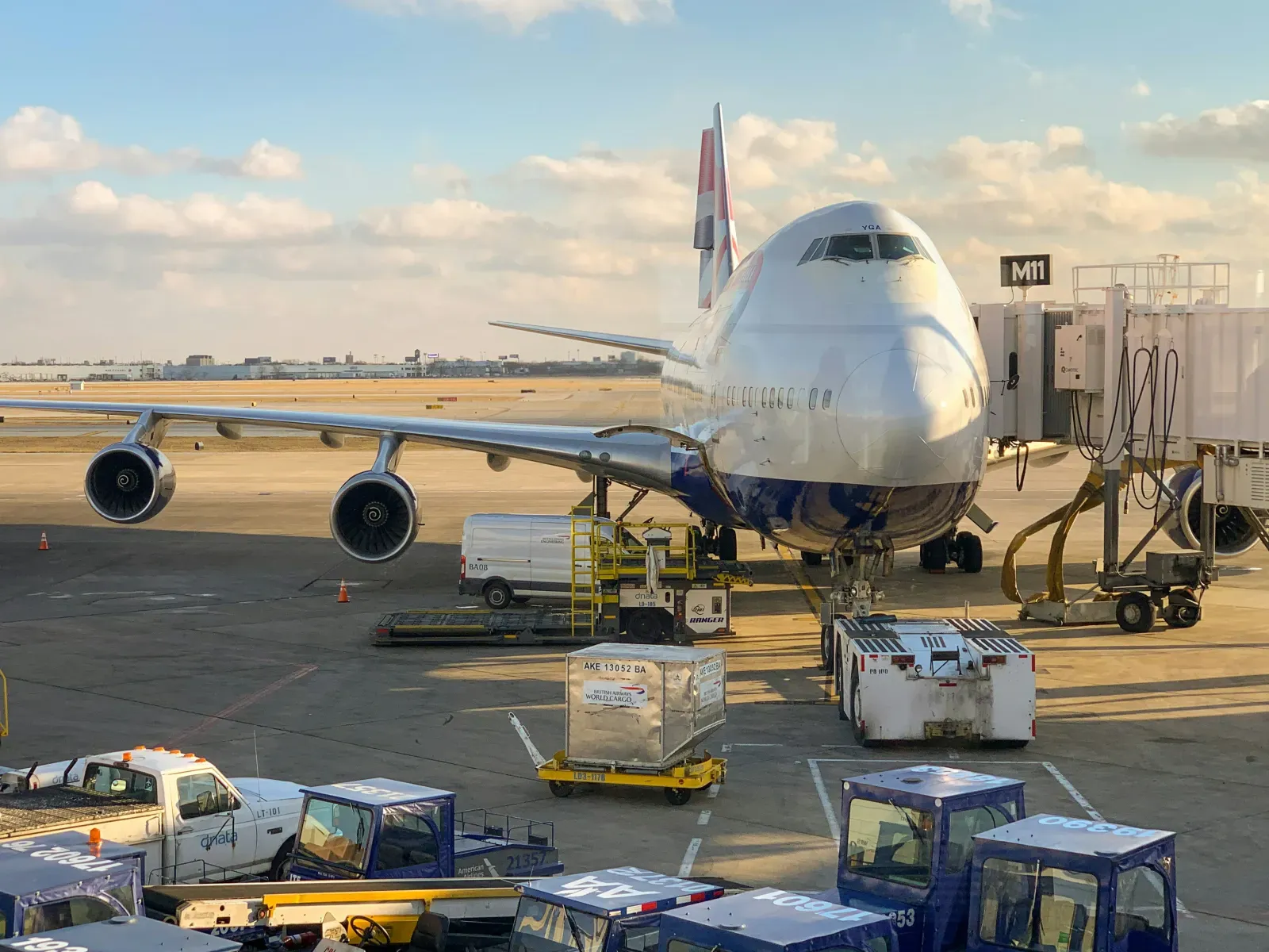 Flugzeug am Flughafen – Symbolbild