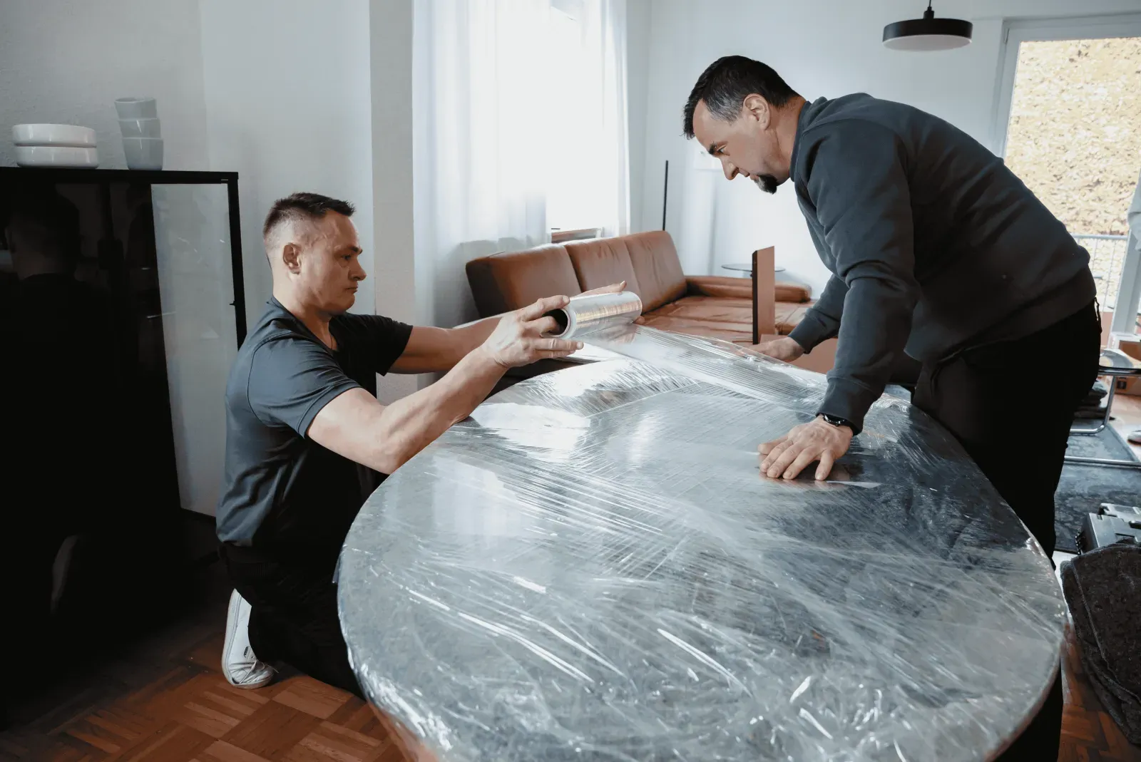 Umzugshelfer beim Verpacken und Tragen von Hausrat – Hollenstein Umzüge Baden-Baden