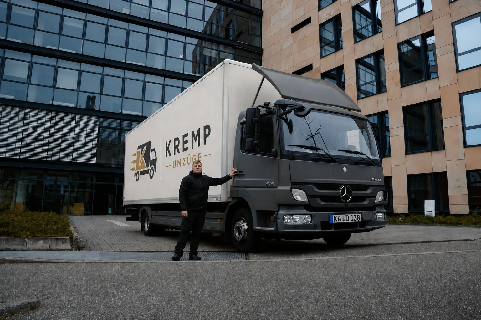 Umzugsfahrzeug mit dem Markenlogo – Kremp Umzüge Karlsruhe