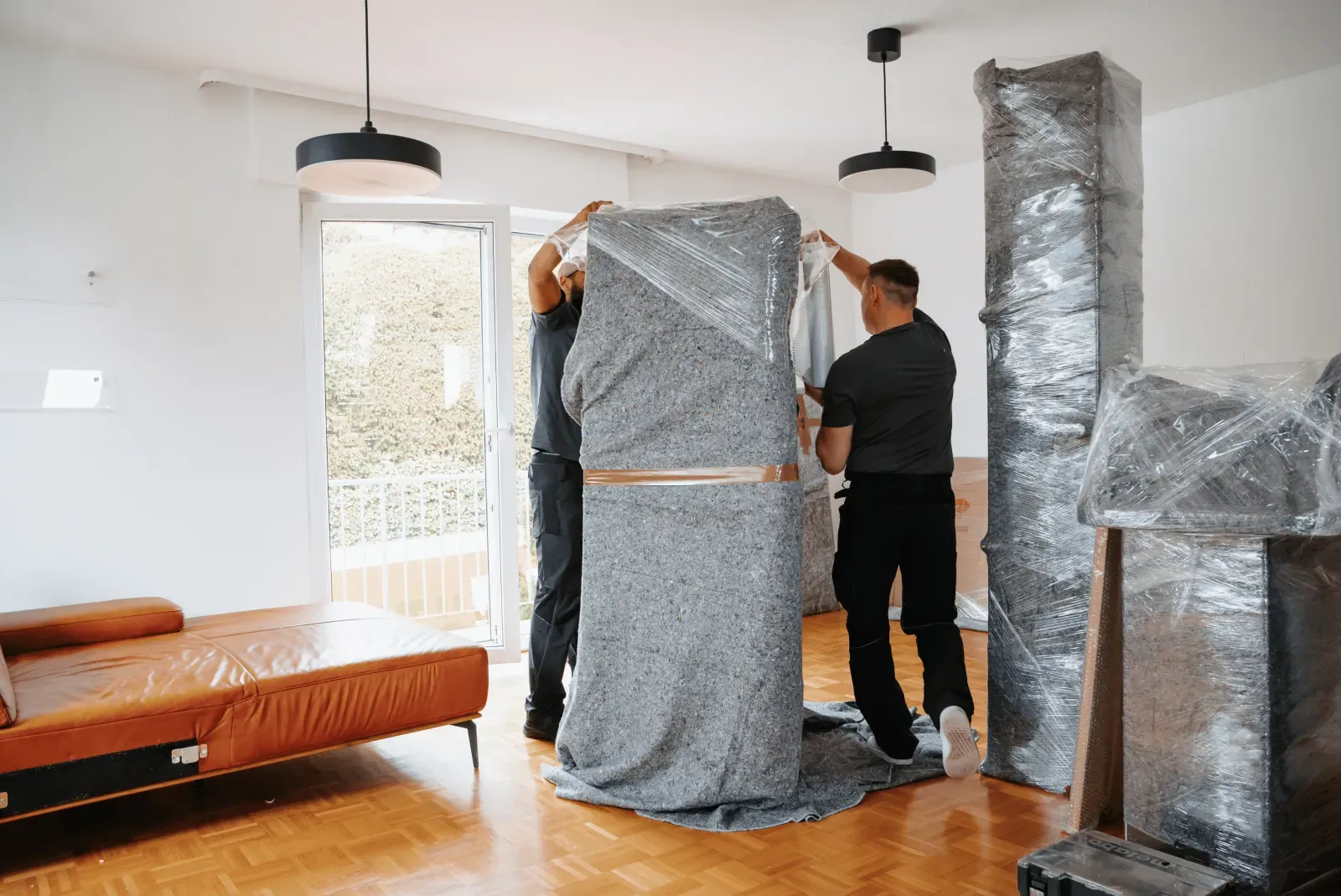 Umzugshelfer beim Verpacken und Tragen von Hausrat – Kremp Umzüge Karlsruhe