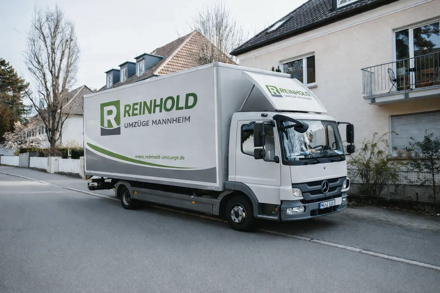 Umzugsfahrzeug mit dem Markenlogo – Reinhold Umzüge Mannheim