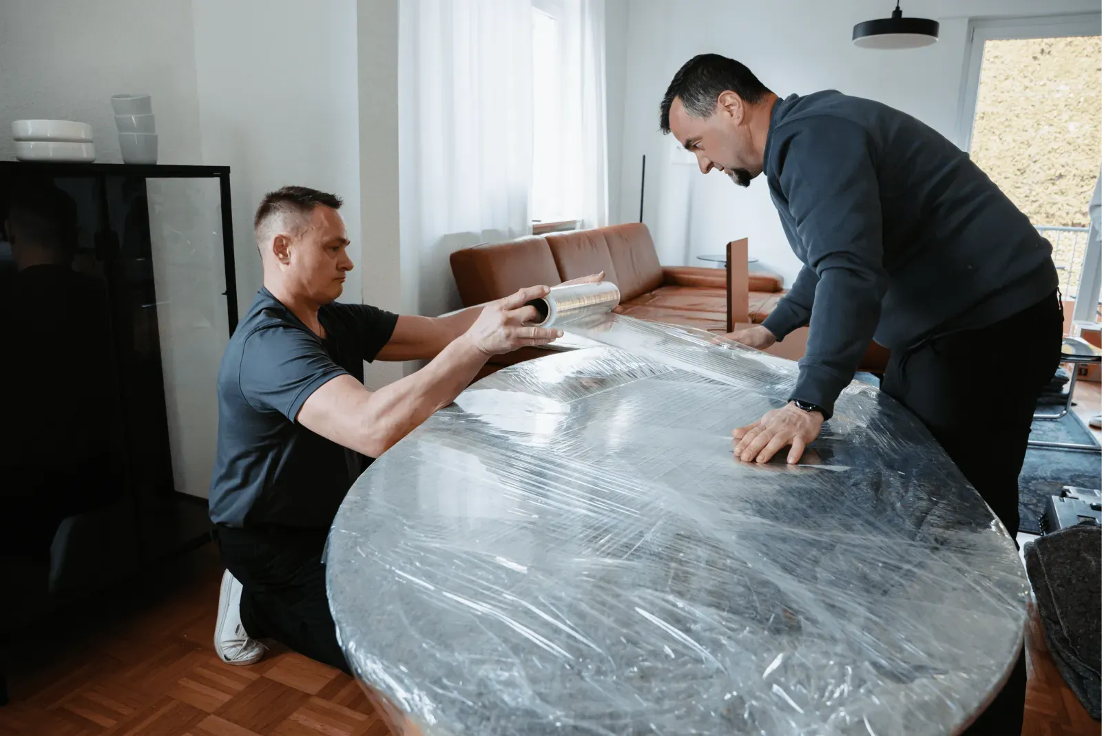 Umzugshelfer beim Verpacken und Tragen von Hausrat – Reinhold Umzüge Mannheim