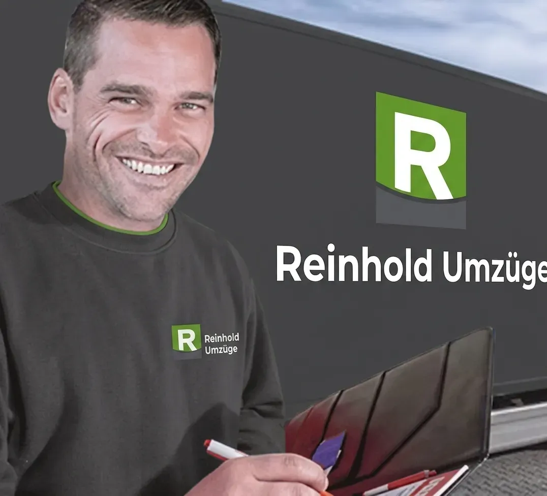 Porträt vor einem Umzugsfahrzeug – Reinhold Umzüge Mannheim