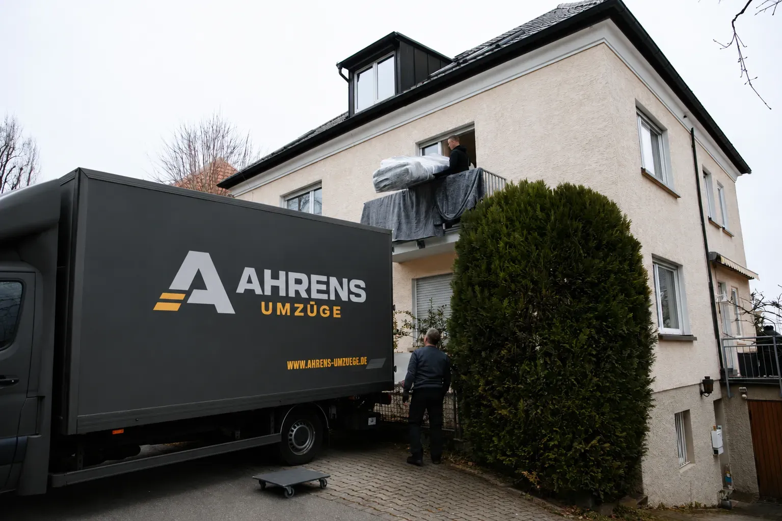 Umzugsfahrzeug mit Markenbeschriftung – Symbolbild