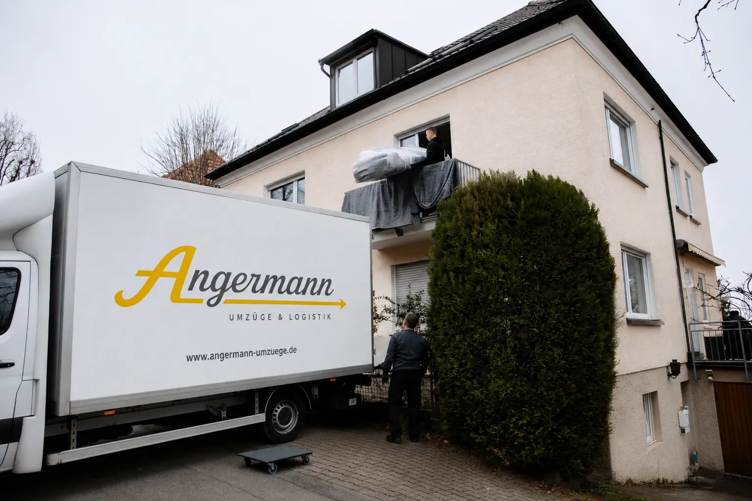 Umzugsfahrzeug mit Markenbeschriftung – Symbolbild
