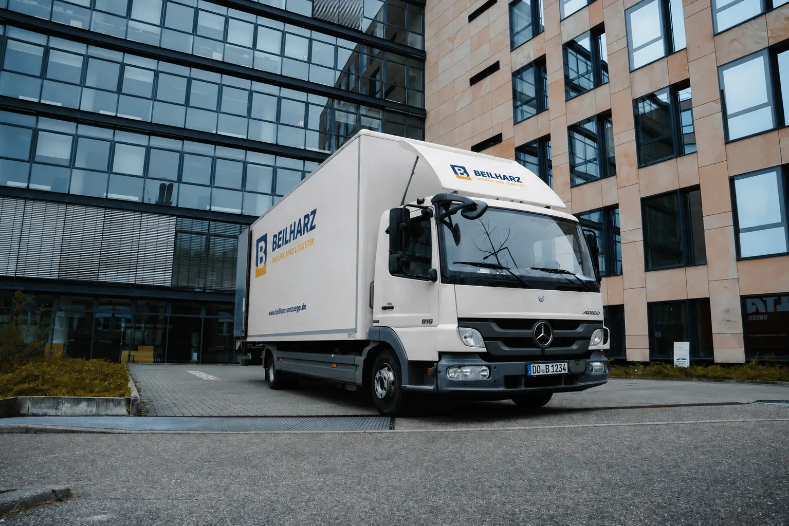 Lastwagen mit Beilharz-Beschriftung vor einem Gebäude – Symbolbild