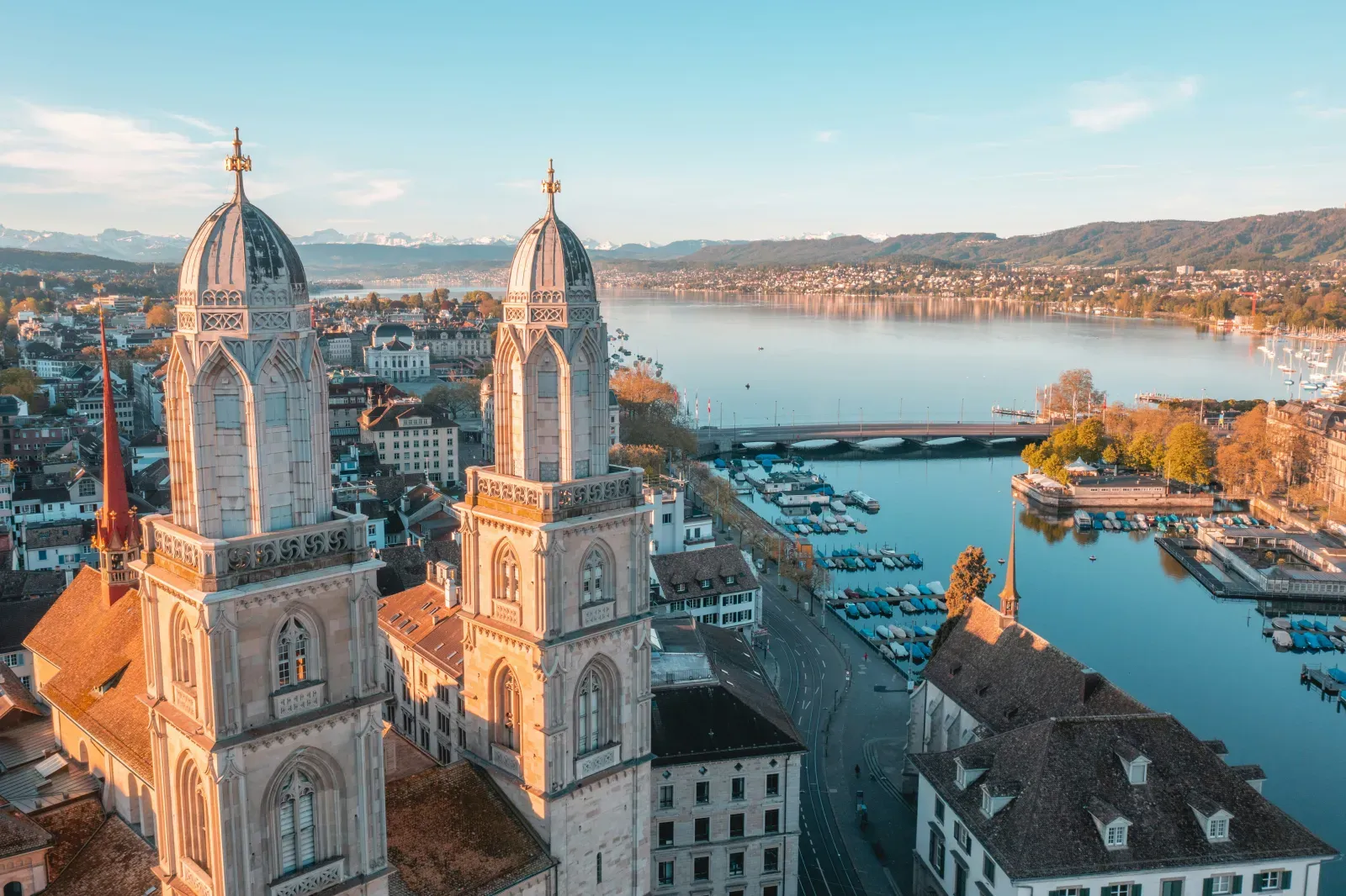 Kirchtürme und Flussufer in Zürich – Symbolbild