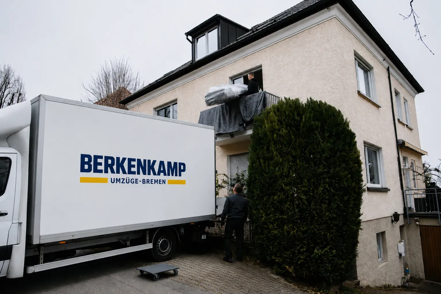 Umzugsfahrzeug mit Markenbeschriftung – Symbolbild