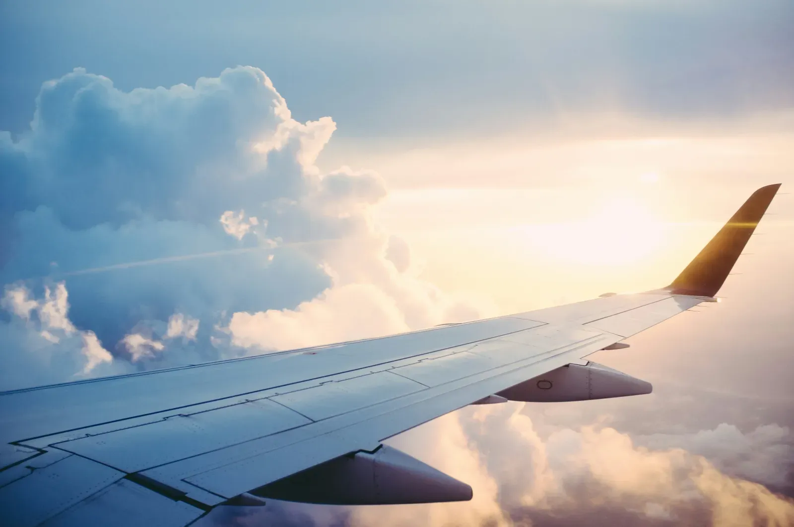 Flugzeugflügel über den Wolken – Symbolbild