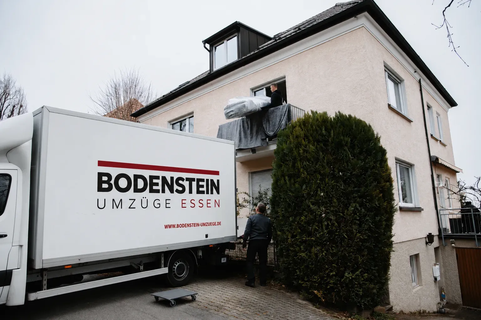 Umzugsfahrzeug mit Markenbeschriftung – Symbolbild