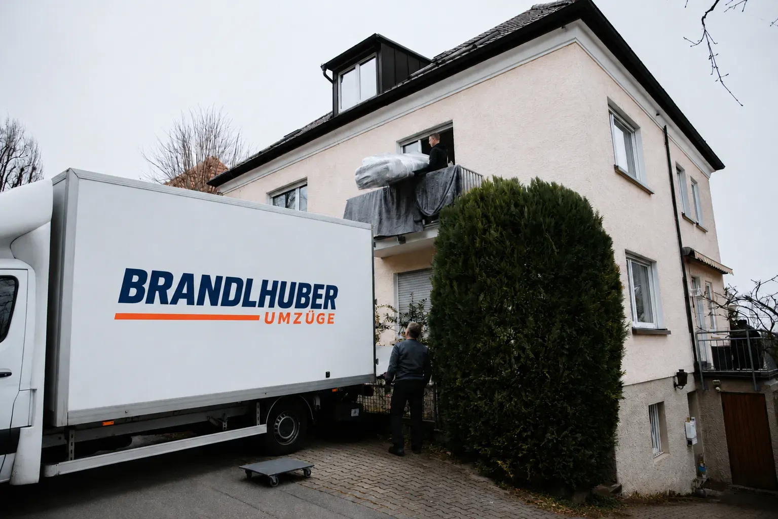 Umzugsfahrzeug mit Markenbeschriftung – Symbolbild