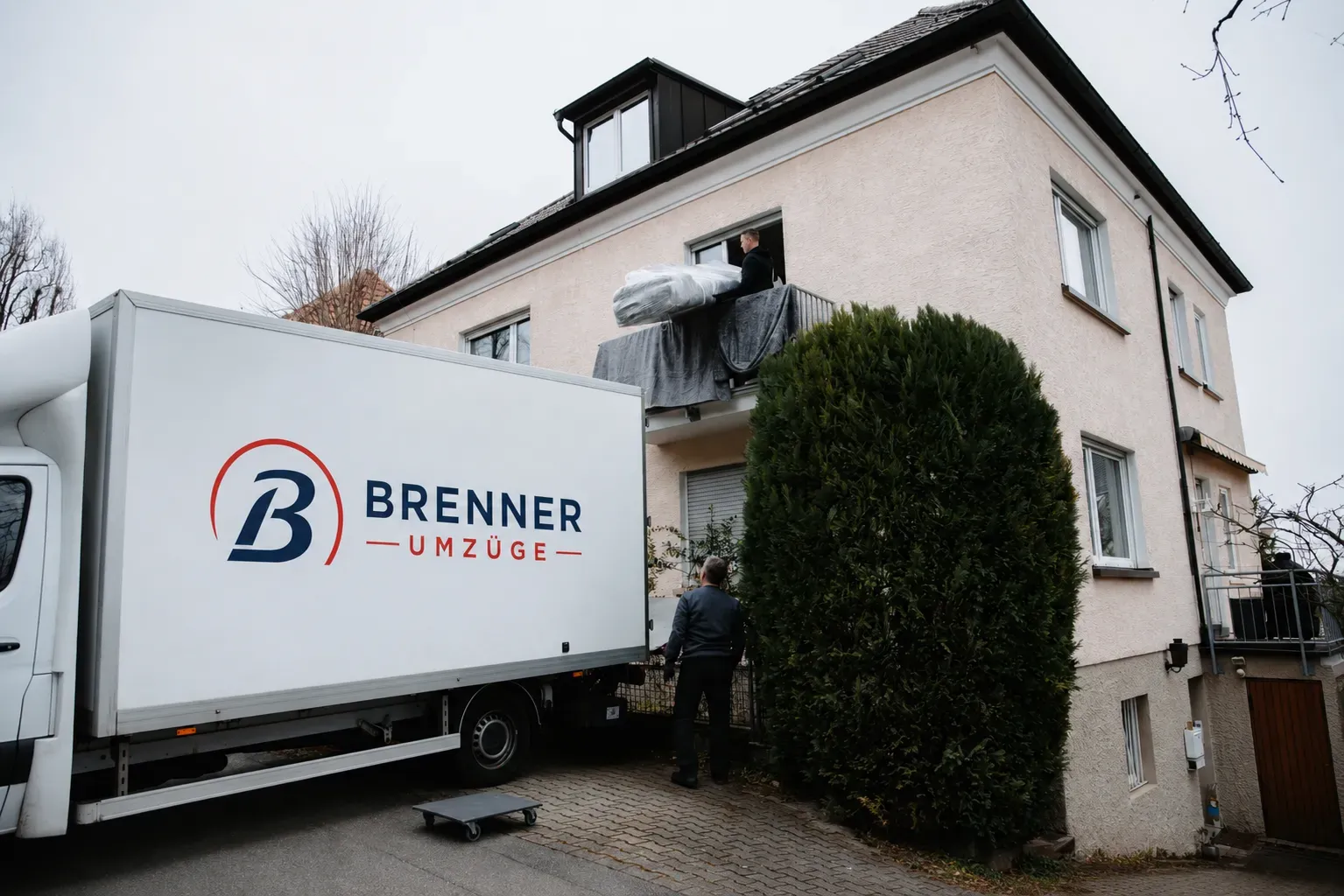 Umzugsfahrzeug mit Markenbeschriftung – Symbolbild