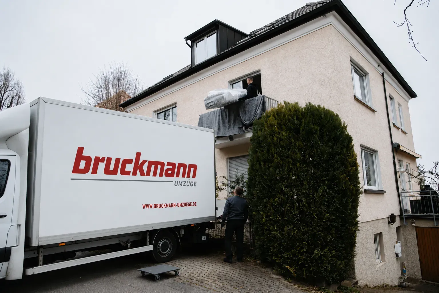 Umzugsfahrzeug mit Markenbeschriftung – Symbolbild