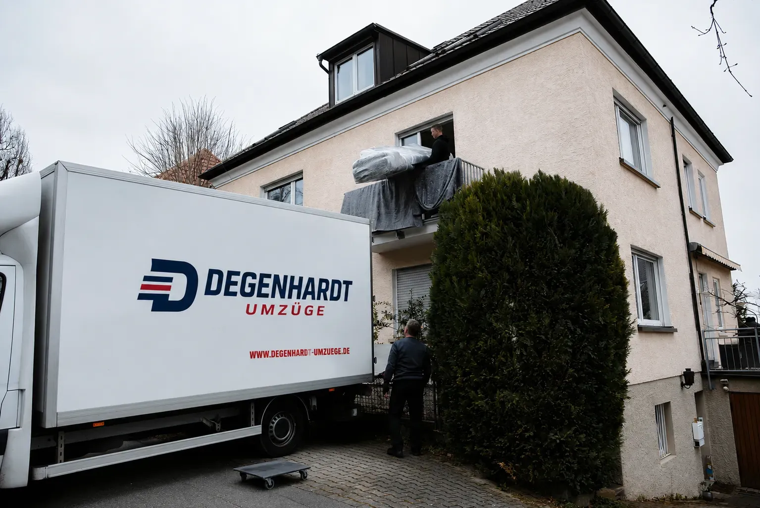 Umzugsfahrzeug mit Markenbeschriftung – Symbolbild