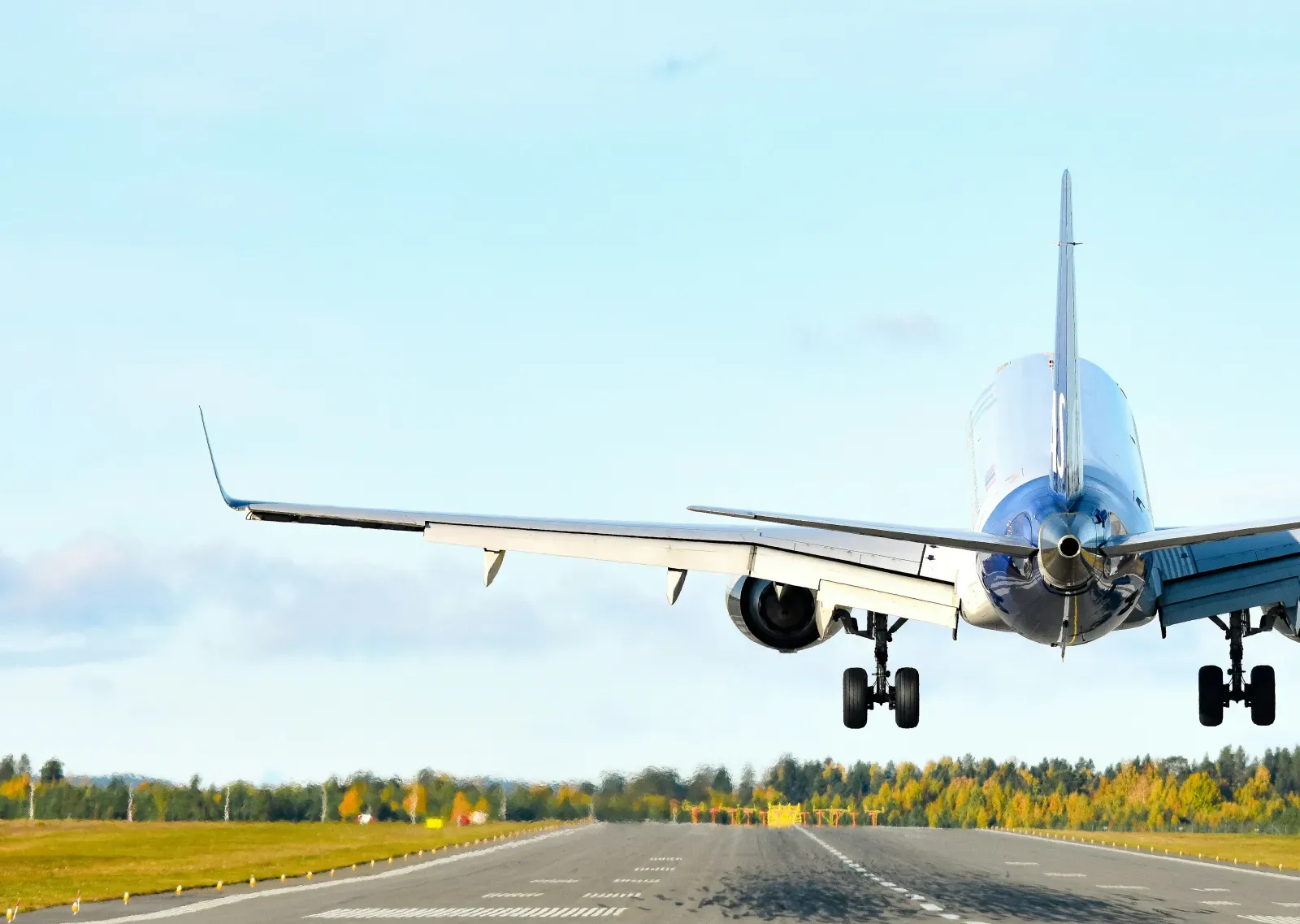 Flugzeug am Flughafen – Symbolbild
