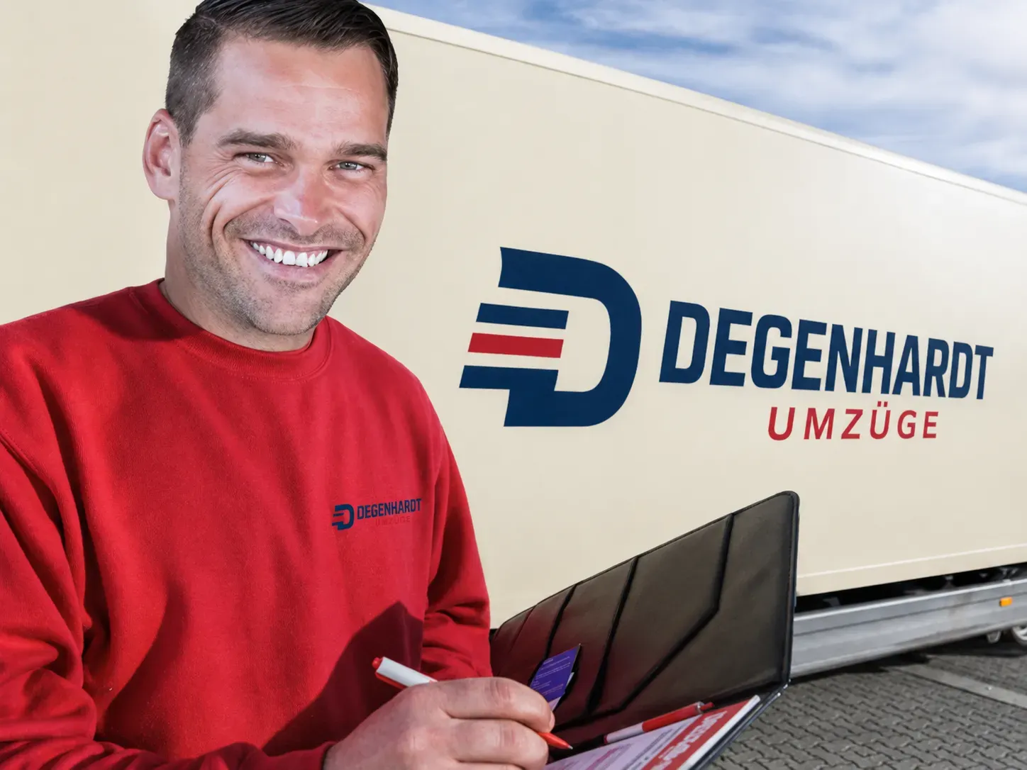 Ansprechperson vor einem Umzugsfahrzeug – Symbolbild