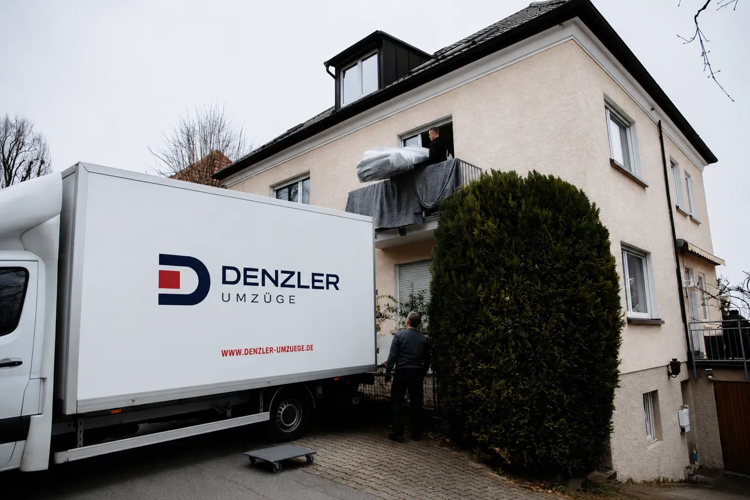 Umzugsfahrzeug mit Markenbeschriftung – Symbolbild