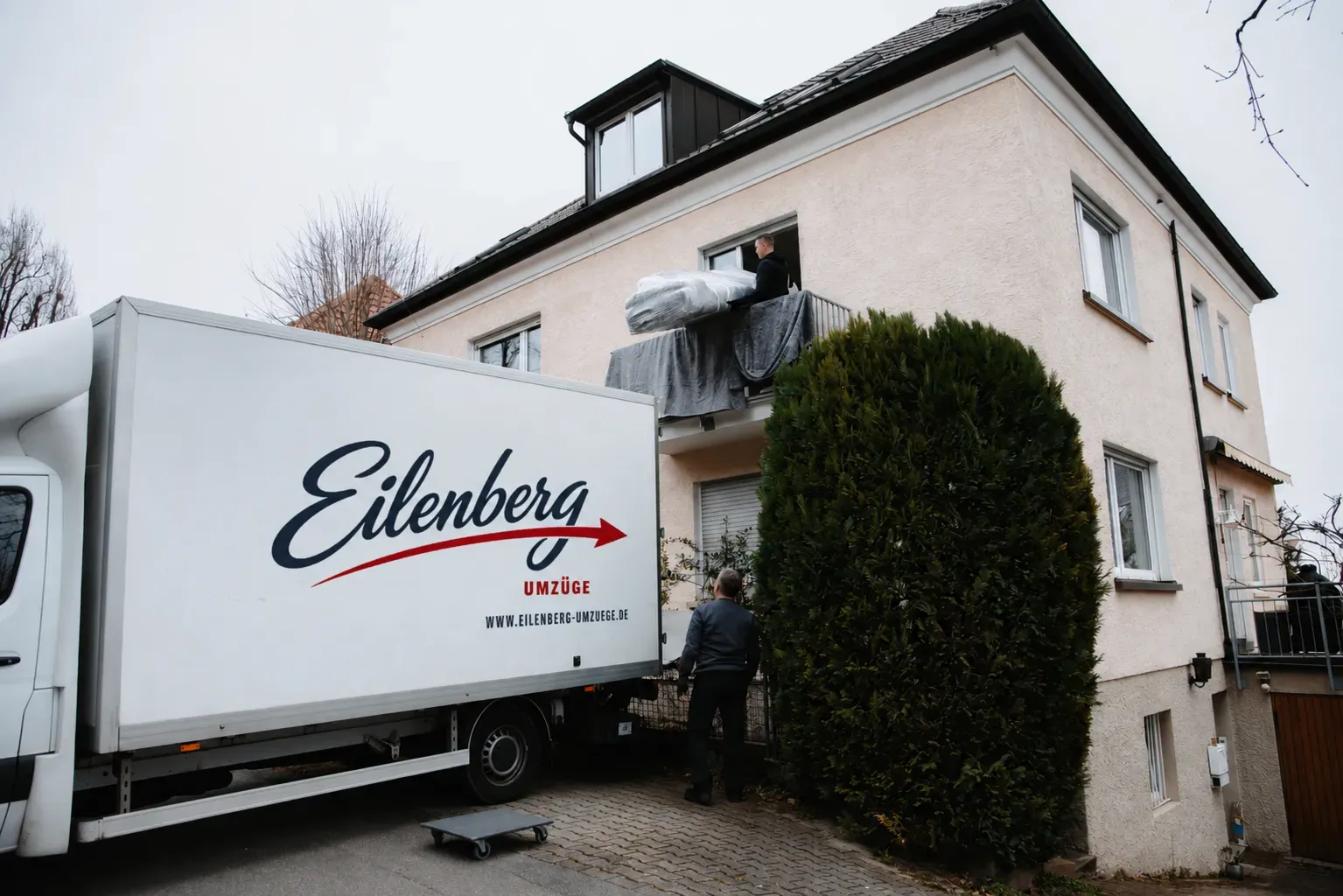 Umzugsfahrzeug mit Markenbeschriftung – Symbolbild