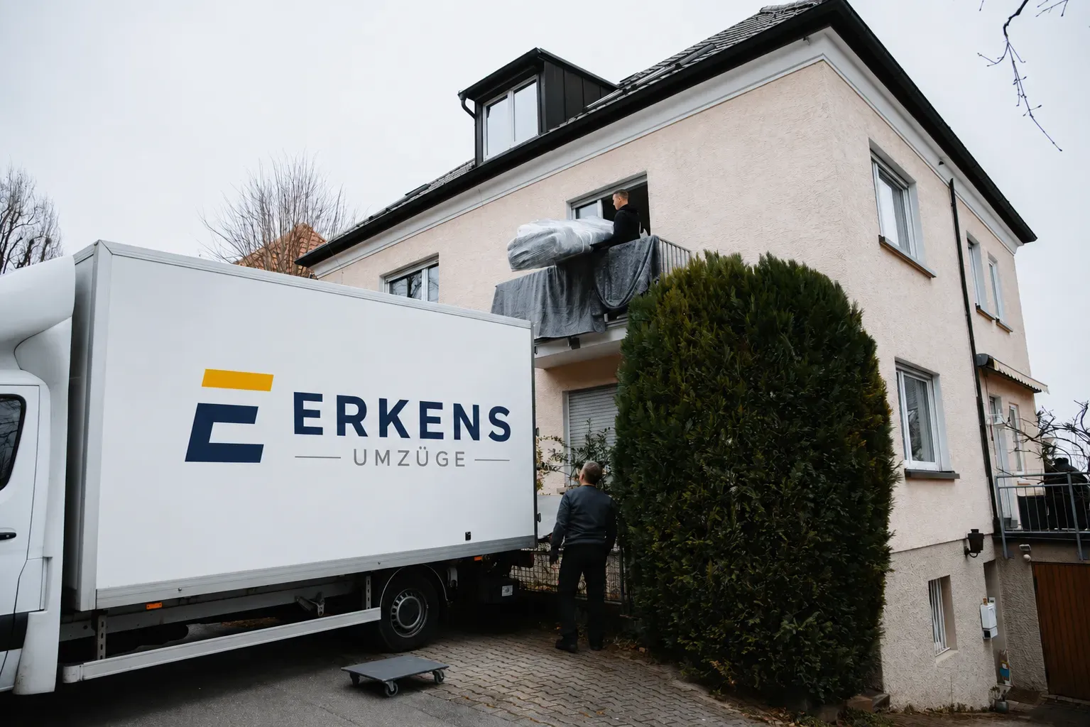 Umzugsfahrzeug mit Markenbeschriftung – Symbolbild