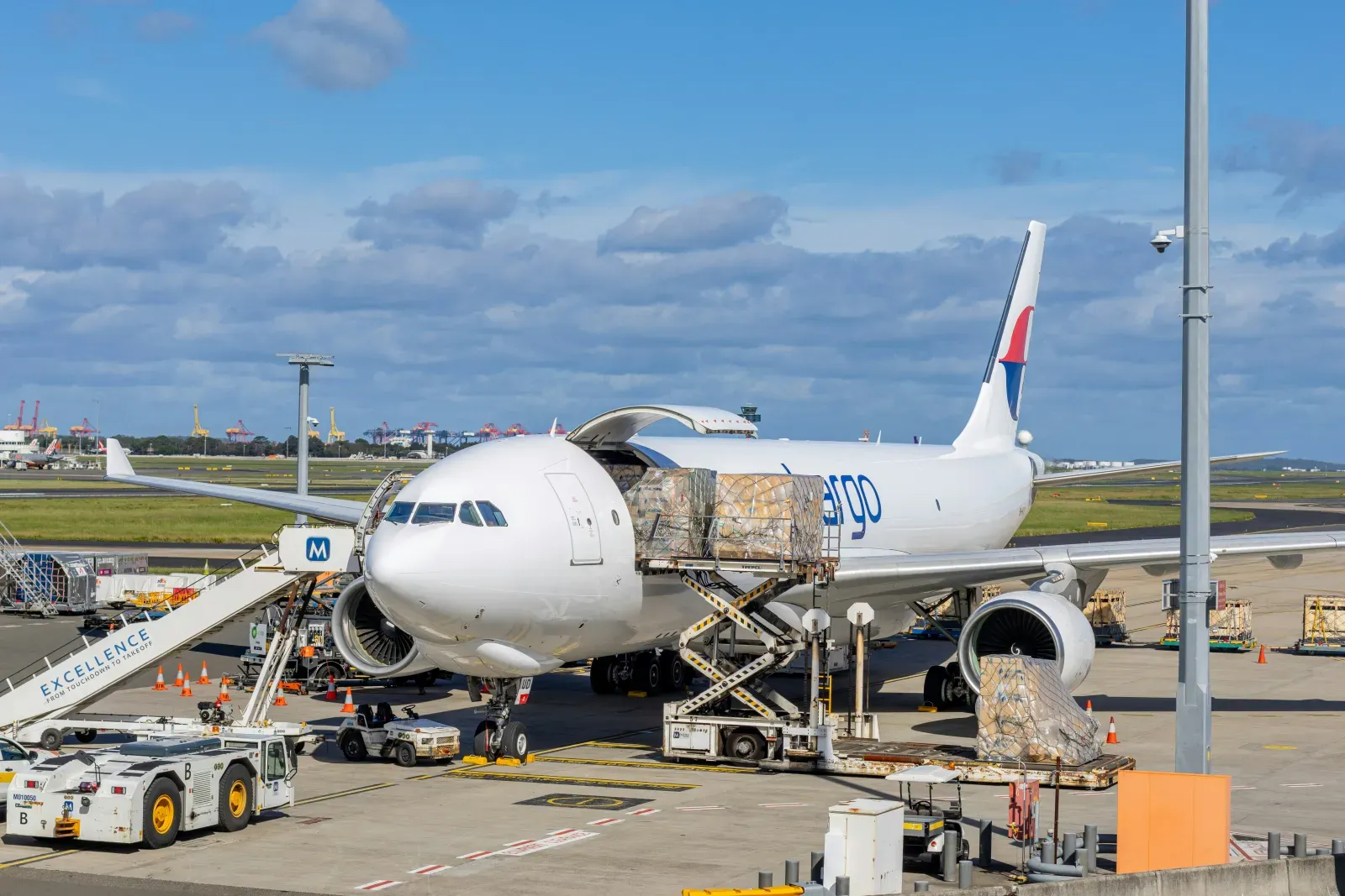 Flugzeug am Flughafen – Symbolbild