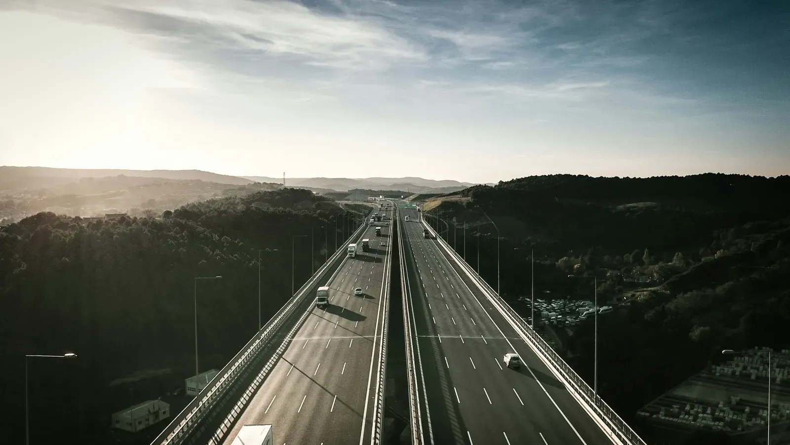 Straße durch eine Landschaft – Symbolbild für Straßentransport